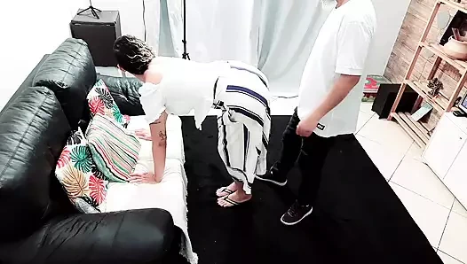 Kötü temizlikçi kadın cezalandırılmasını istedi ve şaplaklandı ve yüzüne boşalttı