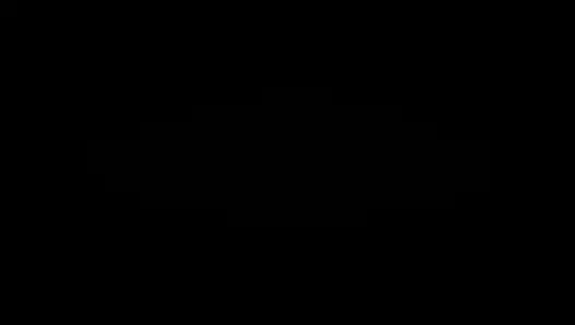 Nyllady parkta çimenlerde yalınayak yürüyor