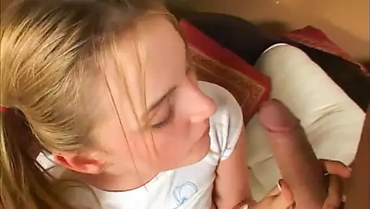 Seksi sarışın amını parmakladıktan sonra çekici bir sakso çekiyor