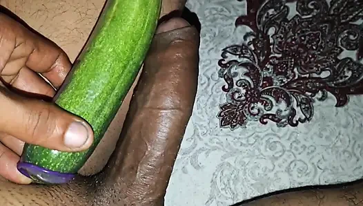 Ateşli desi yengenin ateşli amında uzun, kalın bir salatalık