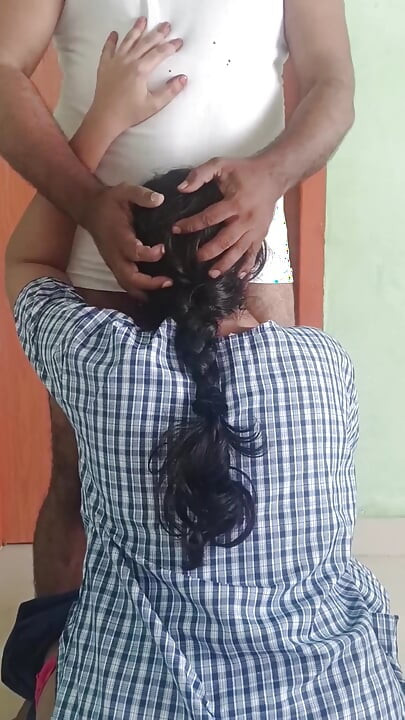 Üniformalı chennai üniversiteli kız tatilde evde tution öğretmeniyle romantizm yaşıyor