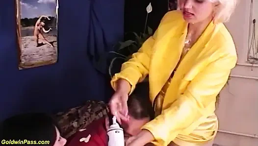 Sarışın genç kız hamile bir kız tarafından yumruklanıyor ve takma yarakla sikiliyor