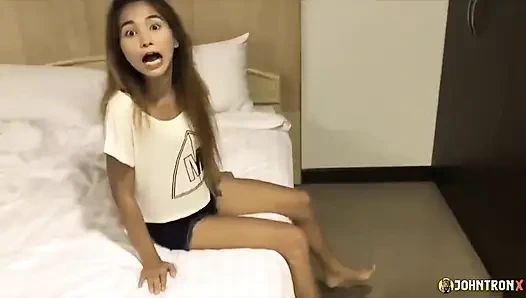 Johntronx - minyon Asyalı bebek kıllı amcığını bakış açısıyla siktiriyor