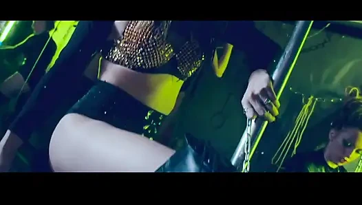 Olgun Vixen'in anal yumruklu ağzı geniş damlıyor