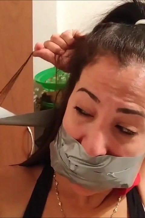 İlk ağzı tıkalı konuşma videosunda kendi ağzı tıkalı latin üvey anne