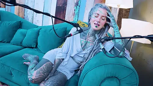 P hakkında konuşuyorum - tutku - asmr podcast sfw konuşuyor gotik sıska kız dreadlocks dövmeli model dövmeli kız