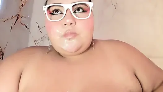 Garganta profunda descuidada: Mucho babeo en mi cara y pecho mientras me ahogo.