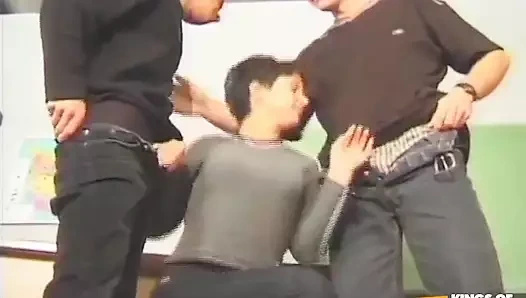 Esmer öğrenci biseksüel üçlü sekste iş arkadaşları tarafından sikiliyor