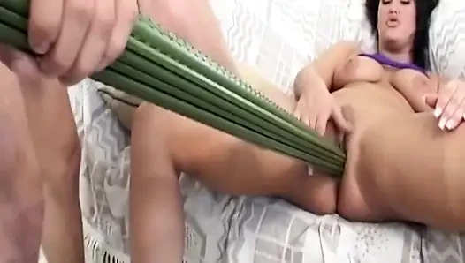 Olgun esmer orta yaşlı seksi kadın süpürge sapı ile genişliyor