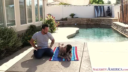 Seksi esmer Harlow Harrison bilardo masasında kocasının en iyi arkadaşı tarafından sikiliyor