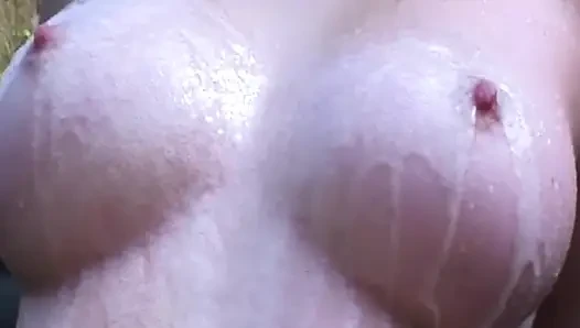 Olgun sarışın orta yaşlı seksi kadın kamyonda yarağı derine alıyor