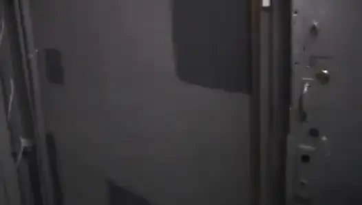 Ateşli zenci fahişe ağzını bantlatıyor ve sandalyeye bağlı