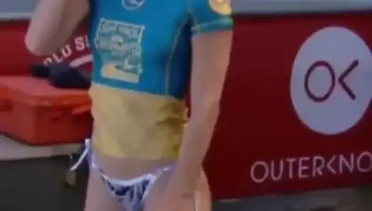 Süper seksi sportif kız dans ediyor ve sonra utanıyor (çıplak değil)