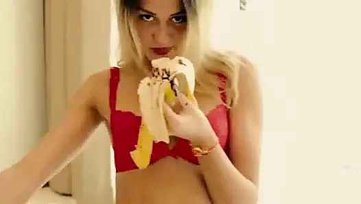 Sıcak rus modeli mutfakta sıcak