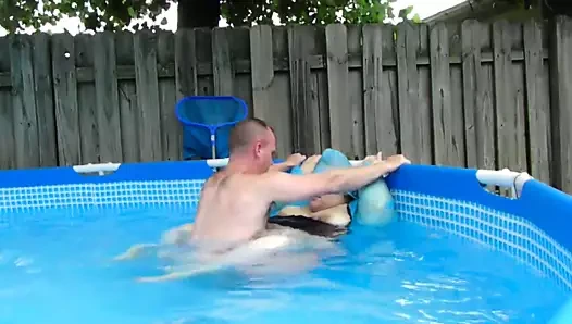 yağmurluk havuz seks