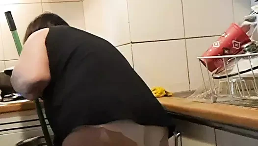 Evli kadın mutfakta külotsuz, yıkıyor ve bulaşık makinesini çıkarıyor