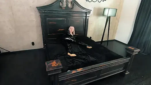 Kauçuk siyah lateks catsuit sahne arkası videosu, uyluk yüksek çizmeler ve parlak fetiş giysiler