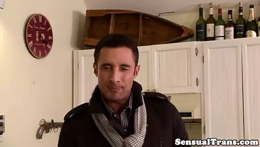 trans asistanı anüsten hunky patron tarafından memnun