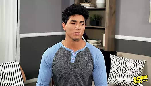 Çok güzel koyu saçlı Eddie doğum gününü kutluyor, mastürbasyon yaparken iyi görünümlü vücudunu gösteriyor - sean cody