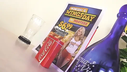 Gioia, güzel genç kız seksi ayaklarını göstermeyi seviyor