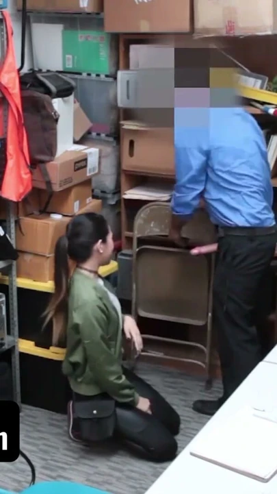 Shoplyfter - Zayıf ve Yaramaz Asyalı Jade Noir Hırsızlık Yaparken Yakalandı ve Sapık Memur Tarafından Cezalandırıldı | Bölüm 1