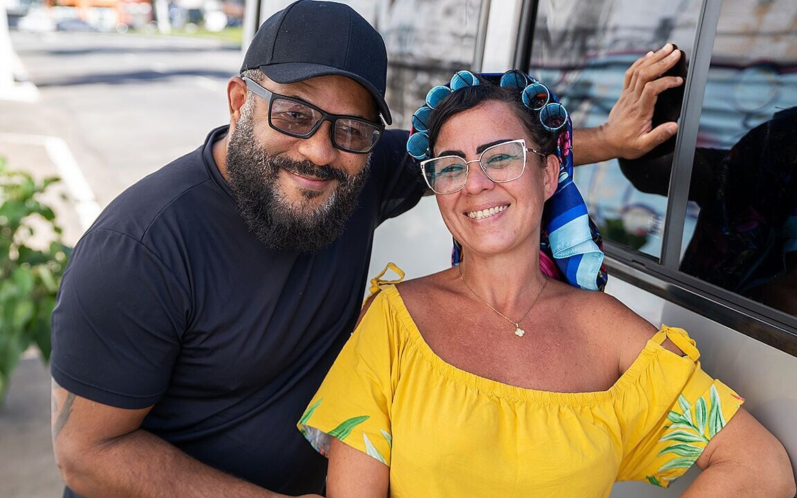 Sarkık memeli orta yaşlı seksi kadın sürüş otobüsümde sert götünü genişletiyor