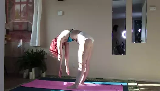 Aurora söğütleri güneş ışığında geriliyor melek pozu ve ön akciğer