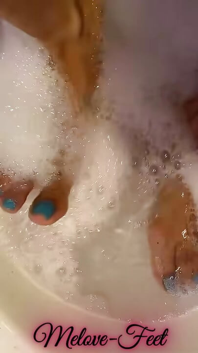 Melove mavi oje ayak parmaklarıyla banyo yapıyor