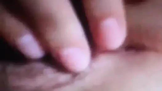 18 yaşındaki genç komşum amcığını ve göt deliğini gösteriyor! amatör!