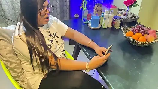 Herkesi geride bıraktım, üvey kuzenimi yemek odasında yalnız buldum ve onu istediğim gibi siktim