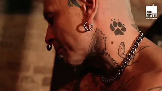 Bağlı axel abysse götüne büyük dildoyla işkence ediliyor