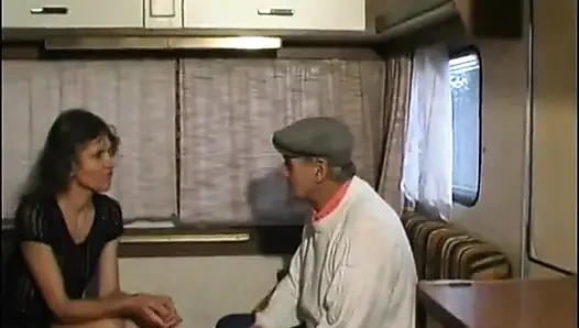 Dede sikişmeden önce onu eldivenle yıkayan en sevdiği fahişeyi ziyaret ediyor!