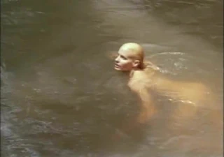 Daryl hannah lord.avi'nin tarlalarında oynuyor