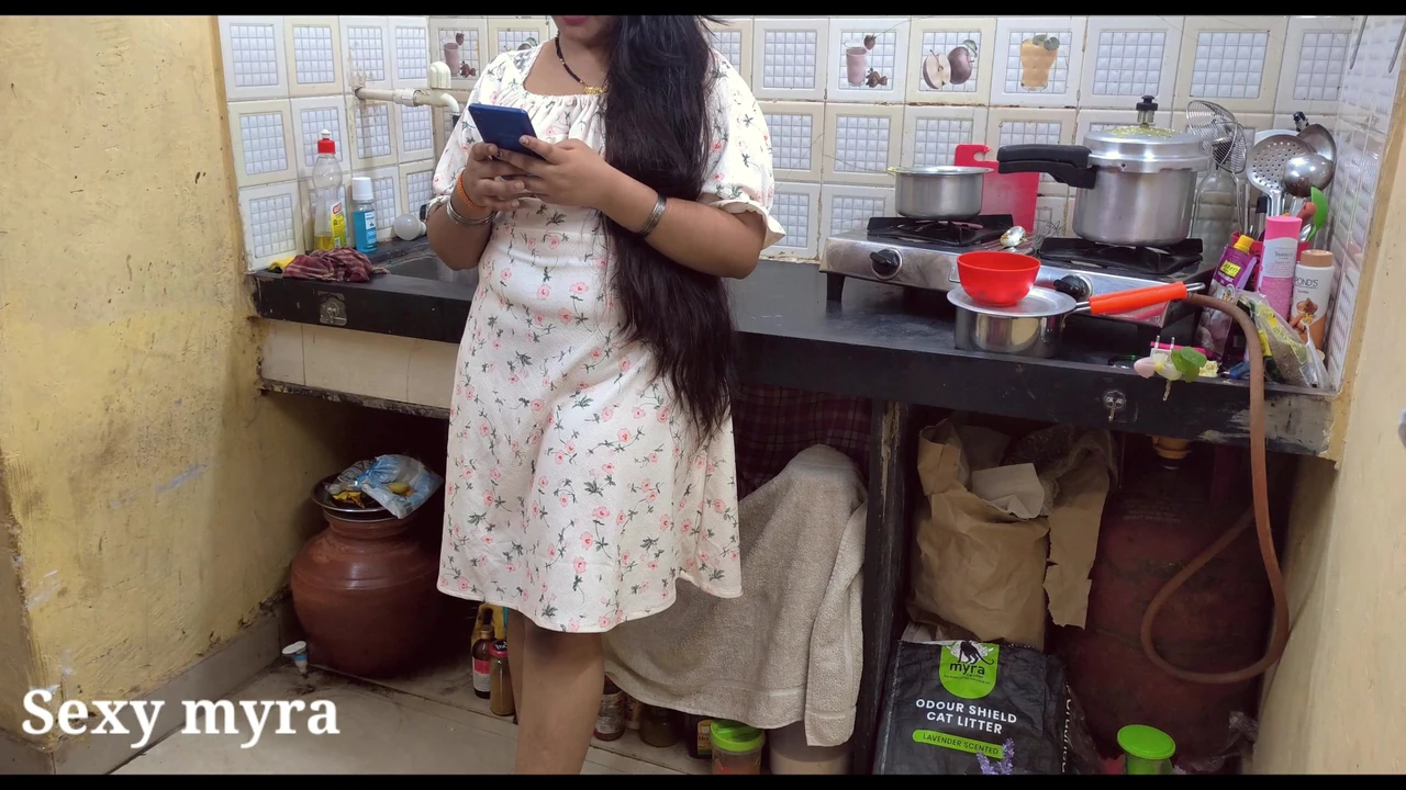 सौतेली माँ की नई पोशाक में चुदाई किचन में