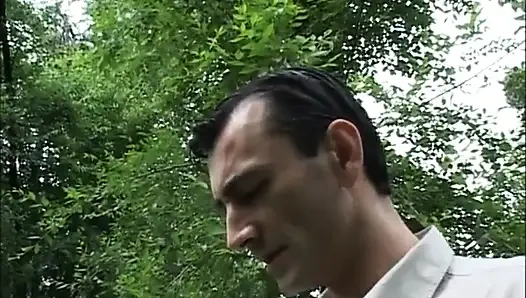 Seksi minyon amcık büyük yarak emiyor... ağzına boşalma