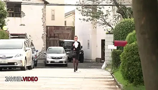 Sapık Japon hatun Ray enfes bir şekilde döllenmek için ateşli yarak emiyor