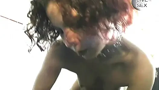 Sıska esmer dildo damlayan ıslak amcığını genişletiyor
