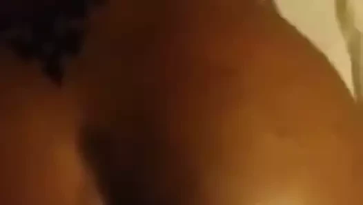 Büyük zenci yarağı jerseyli sürtüğü sikiyor