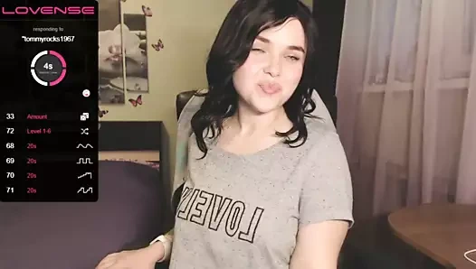 Ateşli esmer kadın gösteriyor