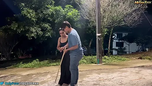 Komşum beni çok zengin sikmek için gözlerini kör etti.