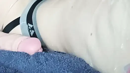 Boşalma dildo ile oynuyor
