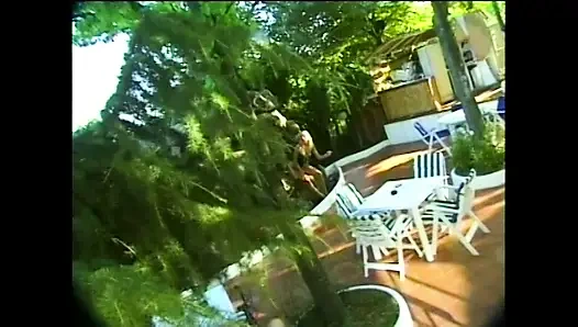 Sürtük bahçedeki masada becerdin