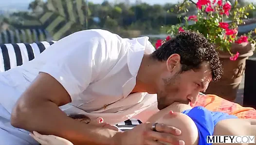 Orta yaşlı seksi kadın tombul olgun Syren havuz kenarında genç yarağına biniyor