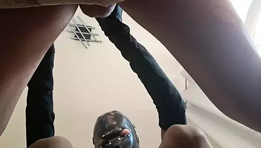 Orta yaşlı seksi kadın lon siyah eldivenler giyiyor, oral döllemeli sakso sahnesi