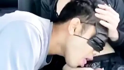 Ladyboy adamın ağzına boşalıyor