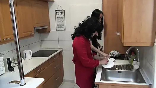 Dev Gotik Hanım Küçük Kızını Temizlik İçin Büyütüyor!