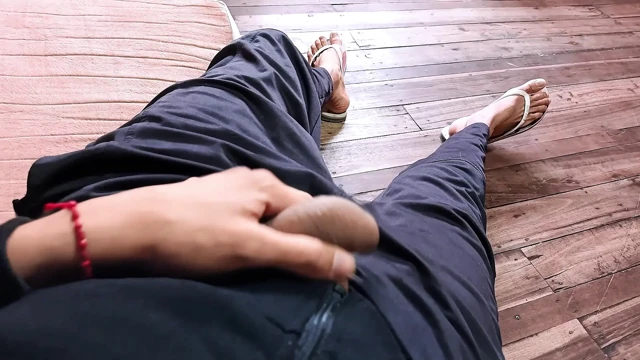 Oturma odasındayken kendime boşaldım