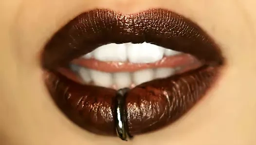 Sarışın afetler Tanya James ve Tessa West çekici varlıklarıyla ve mükemmel kıvrımlarıyla gösteriş yapıyor.