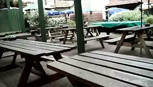 Adam terasta mastürbasyon