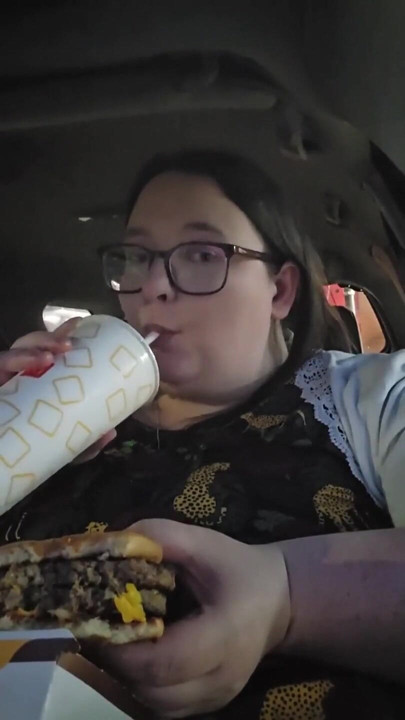 Arabada Mcdonalds yiyor